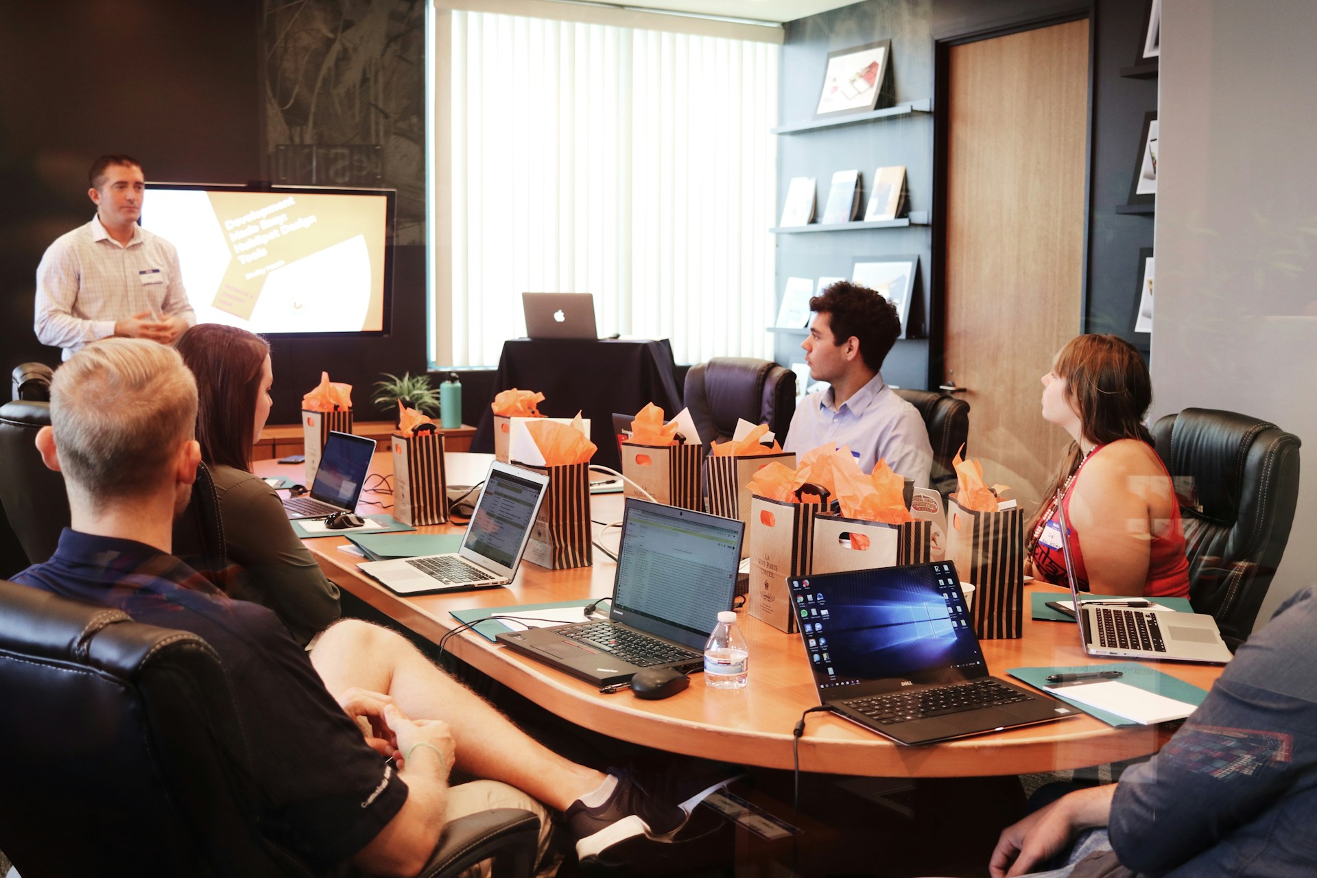 Ecommerce for Training Portals: Per-Seat Pricing, Invoicing, and POs for B2B